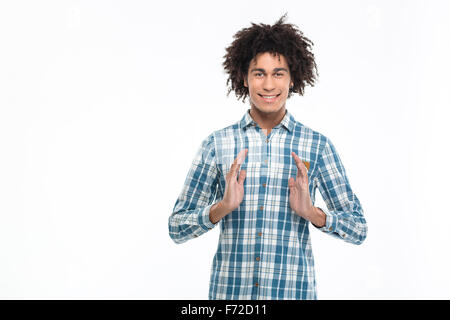 Ritratto di un sorridente casual afro american uomo con qualcosa di invisibile isolato su uno sfondo bianco Foto Stock