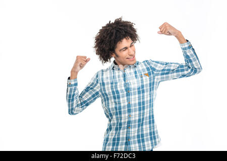 Ritratto di un felice afro-americano che mostra il suo bicipite isolato su uno sfondo bianco Foto Stock