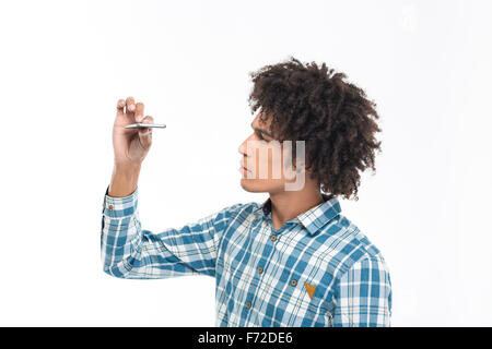 Ritratto di un giovane afro-americano cerca su smartphone sottile isolato su uno sfondo bianco Foto Stock