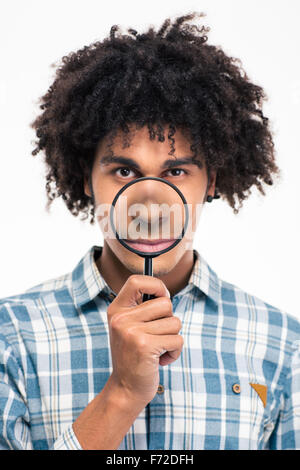 Ritratto di un giovane afro american uomo con lente di ingrandimento isolato su uno sfondo bianco Foto Stock