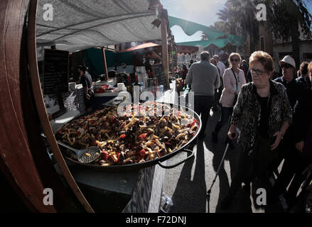 Piatti tipici della tradizione locale e dei pasti offerti su una tappa gastronomica fiera di strada in un villaggio dell'isola di Maiorca Foto Stock