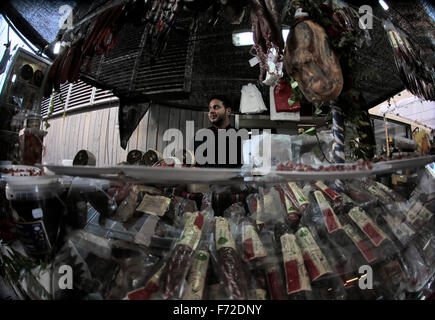 Piatti tipici della tradizione locale e dei pasti offerti su una tappa gastronomica fiera di strada in un villaggio dell'isola di Maiorca Foto Stock