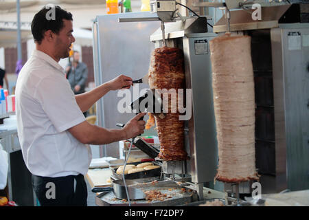 Piatti tipici della tradizione locale e dei pasti offerti su una tappa gastronomica fiera di strada in un villaggio dell'isola di Maiorca Foto Stock