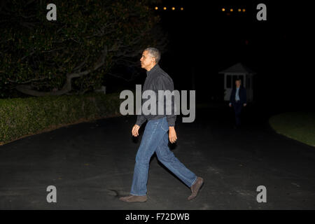 Washington, DC, Stati Uniti d'America. 23 Nov, 2015. Il Presidente degli Stati Uniti Barack Obama cammina verso la casa bianca dopo il suo arrivo su Marina Uno in Washington, DC, Stati Uniti, lunedì, nov. 23, 2015. Obama, durante una conferenza stampa a Kuala Lumpur la domenica dopo più di una settimana di conferenze e vertici in Asia, detta la Russia deve prendere una decisione strategica sulla Siria e le prossime settimane mostrerà se il Presidente russo Vladimir Putin daranno il massimo sostegno del regime siriano. Credito: Andrew Harrer/Piscina via CNP - nessun filo SERVICE - Credit: dpa/Alamy Live News Foto Stock