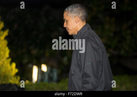 Washington, DC, Stati Uniti d'America. 23 Nov, 2015. Il Presidente degli Stati Uniti Barack Obama cammina verso la casa bianca dopo il suo arrivo su Marina Uno in Washington, DC, Stati Uniti, lunedì, nov. 23, 2015. Obama, durante una conferenza stampa a Kuala Lumpur la domenica dopo più di una settimana di conferenze e vertici in Asia, detta la Russia deve prendere una decisione strategica sulla Siria e le prossime settimane mostrerà se il Presidente russo Vladimir Putin daranno il massimo sostegno del regime siriano. Credito: Andrew Harrer/Piscina via CNP - nessun filo SERVICE - Credit: dpa/Alamy Live News Foto Stock