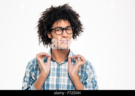 Ritratto di un divertente di afro-americano in bicchieri tenendo il collare della camicia isolata su uno sfondo bianco Foto Stock