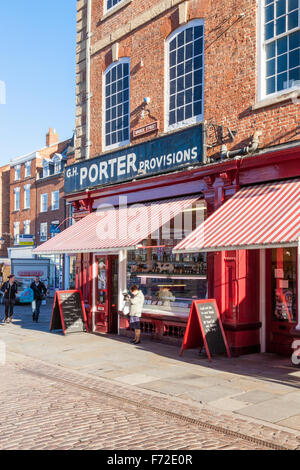 Tradizionale macelleria con tende da sole. Porter disposizioni in Newark on Trent, Nottinghamshire, England, Regno Unito Foto Stock