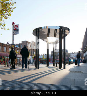 Bus retroilluminato shelter in contesto. Binfield Road Bus Shelter, Stockwell Framework Masterplan, Londra, Regno Unito. Architetto: DS Foto Stock