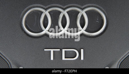 Wolfsburg, Germania. Il 7 ottobre, 2015. Un motori diesel TDI in un'Audi, raffigurato in Wolfsburg, Germania, 7 ottobre 2015. Fino a 11 milioni di veicoli in favore del gruppo Volkswagen sono apparentemente interessato dalle emissioni scandalo. Foto: JULIAN STRATENSCHULTE/DPA/Alamy Live News Foto Stock