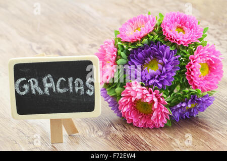 Gracias (grazie in spagnolo) scritti sulla lavagna mini con colorate bouquet aster Foto Stock