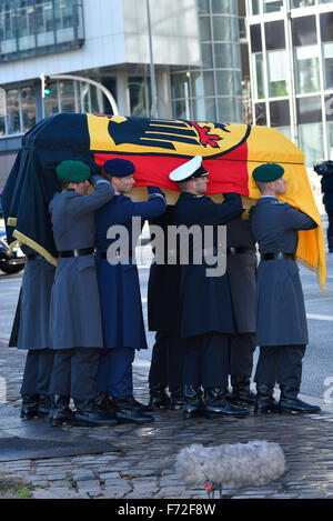 Amburgo, Germania. 23 Nov, 2015. Novembre 23, 2015. Funerali di Stato ex Ovest il Cancelliere tedesco Helmut Schmidt di Amburgo, Germania./picture alliance Credit: dpa/Alamy Live News Foto Stock