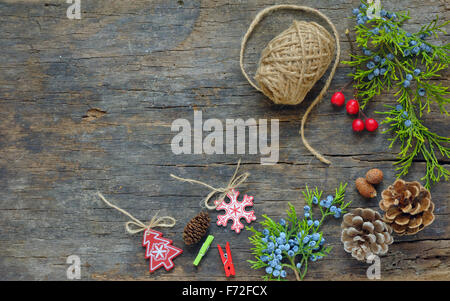 Decorazione di natale su sfondo di legno Foto Stock