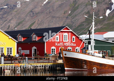 Ristoranti e la pesca in barca nel porto di Siglufjörður Affitto Islanda Foto Stock