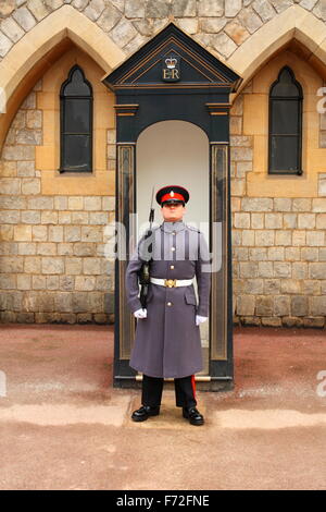 Guardsman al Castello di Windsor, Windsor, Berkshire, Regno Unito Foto Stock