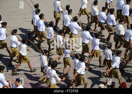 RSS, Rashtriya Swayamsevak Sangh volontari a piedi su strada, jodhpur, rajasthan, india, asia Foto Stock