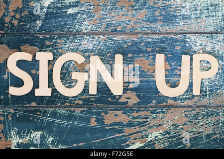 Sign up scritto con lettere in legno sulla superficie rustico Foto Stock