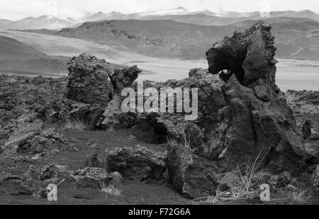 Rocky paesaggio vulcanico in Islanda. Nero, bianco Foto Stock