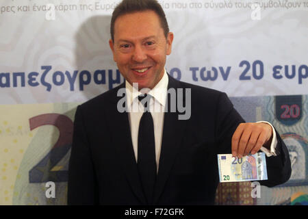 Atene, Grecia. 24 Novembre, 2015. Yannis Stournaras, governatore della banca centrale di Grecia, presenta il nuovo 20-di banconote in euro ad Atene, Grecia, nov. 24, 2015. La nuova banconota comincerà a circolare su nov. 25. Credito: Marios Lolos/Xinhua/Alamy Live News Foto Stock