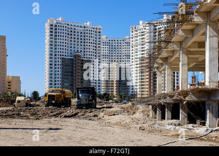 Edificio in costruzione, Puerto Vallarta, Messico con hi luogo appartamenti in background Foto Stock