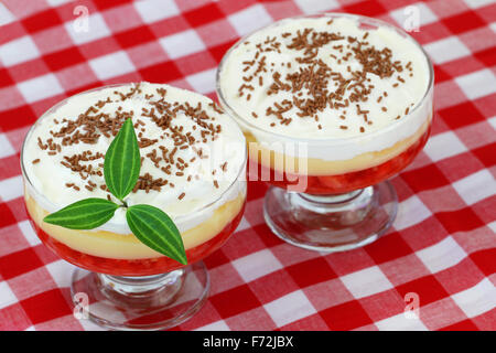 Due inglese trifles su rosso e bianco di panno a scacchi Foto Stock