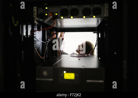 Tecnico che sta lavorando sul server Foto Stock