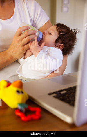 Il Neonato che viene alimentato dalla madre Foto Stock