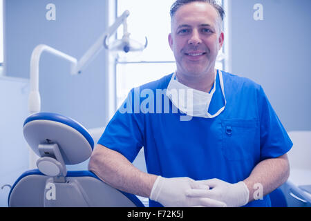 Sorridente dentista maschio in clinica dentale Foto Stock