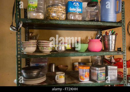 Ripiani di cucina in remote Himalayan alloggio in famiglia - Spiti Valley, Himachal Pradesh, India Foto Stock