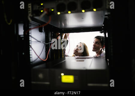 Il team di tecnici che lavorano insieme su server Foto Stock