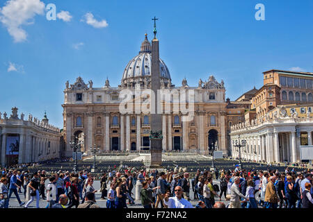 La folla in Piazza San Pietro Vaticano Roma Italia Foto Stock