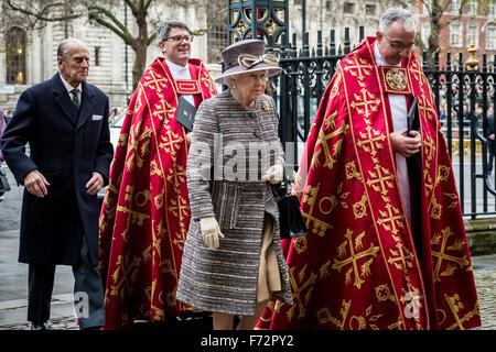 Londra, Regno Unito. 24 Novembre, 2015. Della Regina e del Duca di Edimburgo arrivare al decimo Sinodo Generale a Westminster Abbey Credit: Guy Corbishley/Alamy Live News Foto Stock