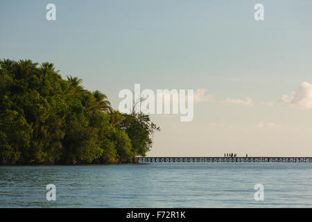 Panorama della indigenousness persone da Bajo villaggio sulle isole Togean attraversando il ponte alla terraferma, Indonesia, Asia Foto Stock