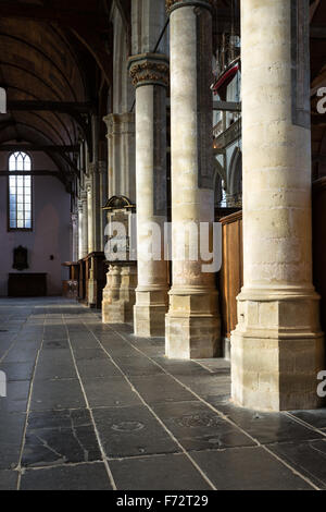 Il pavimento di pietre tombali medievale della vecchia chiesa/Oude Kerk di Amsterdam, in Olanda. Foto Stock