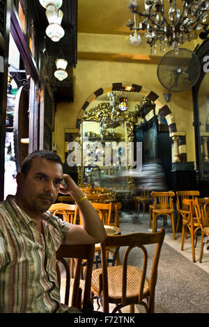 Fishawi's Cafe, storico coffeehouse situato nei vicoli di Khan el Khalili al Cairo, Egitto Foto Stock