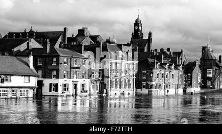 York waterfront paesaggio immagine. Kings staith allagato con acqua dopo il fiume Ouse scoppiare le sue banche in York, UK. Foto Stock