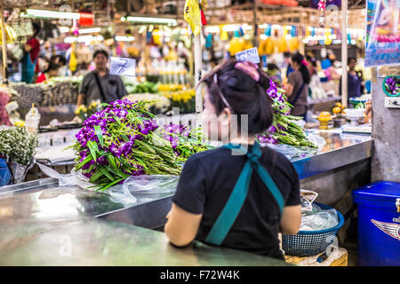 BANGKOK, Tailandia - 07 novembre 2015: donna locale vende stile tailandese garland (Phuang Malai) in un mercato vicino a Silom Road, Bangkok, Foto Stock