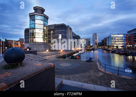 Royal Armouries Museum e Clarence Dock al crepuscolo Leeds West Yorkshire Inghilterra Foto Stock