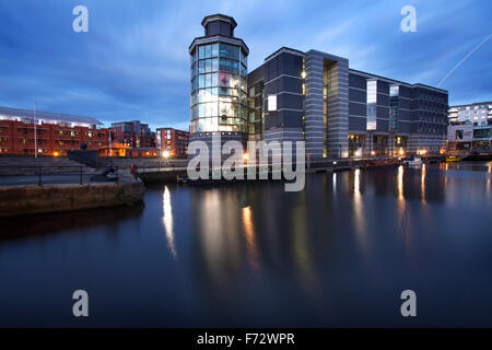 Royal Armouries Museum e Clarence Dock al crepuscolo Leeds West Yorkshire Inghilterra Foto Stock