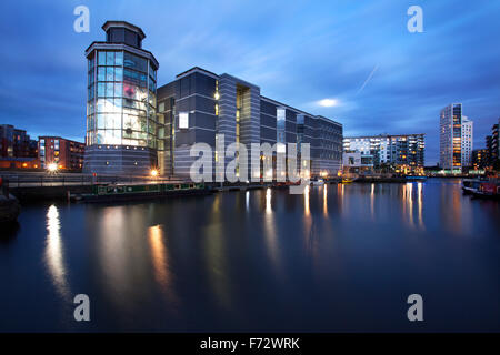 Royal Armouries e Clarence Dock al crepuscolo Leeds West Yorkshire Inghilterra Foto Stock