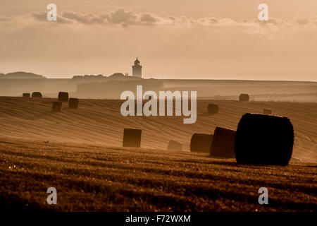 La costa di Dover terreni agricoli con South Foreland Lighthouse vicino a St. Margaret's Bay in distanza. Foto Stock