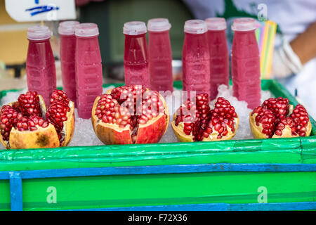 Food street melograno crudo e succo di melograno in China town di Bangkok in Thailandia , il fuoco selettivo il melograno Foto Stock