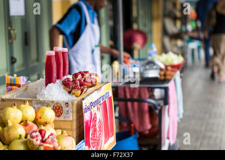 Food street melograno crudo e succo di melograno in China town di Bangkok in Thailandia , il fuoco selettivo il melograno Foto Stock