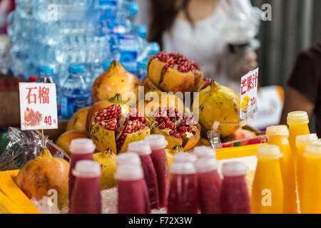 Food street melograno crudo e succo di melograno in China town di Bangkok in Thailandia , il fuoco selettivo il melograno Foto Stock