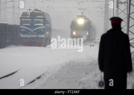 (151124) -- ZHENGZHOU, nov. 24, 2015 (Xinhua) -- una ferrovia personale lavora a Xinxiang stazione ferroviaria in Xinxiang, centrale cinese della Provincia di Henan, nov. 24, 2015. Nevicata a partire da lunedì ha causato alcune tratte ferroviarie ritardo nella Provincia di Henan. (Xinhua/Wang Huan) (DHF) Foto Stock
