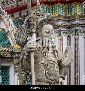 Statua di un guerriero cinese vicino a un ingresso di Wat Pho. Wat Pho è un tempio buddista complesso nel distretto di Rattanakosin di Ba Foto Stock