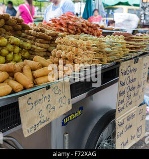 Grigliata di salsicce tailandese sul fornello in barca al mercato tradizionale, Thailandia Foto Stock