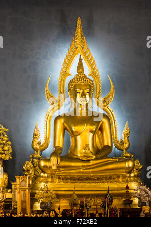 La meditazione Buddha in Wat Pho tempio a Bangkok. Foto Stock