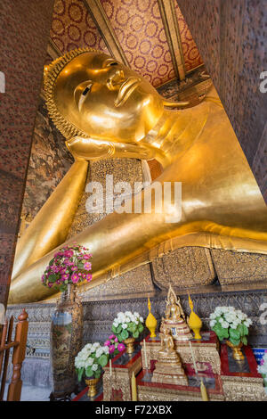 Buddha reclinato statua d'oro ,Wat Pho, Bangkok, Thailandia Foto Stock