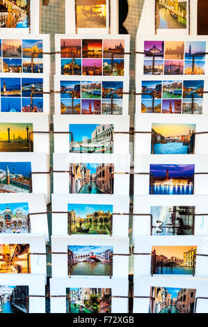 Cartoline in vendita a Venezia, Italia Foto Stock