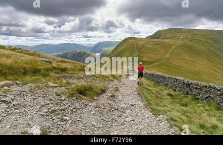 Un uomo è caduto in esecuzione giù dalla Knott e sul verso il vertice di High Street nel Lake District inglese, UK. Foto Stock